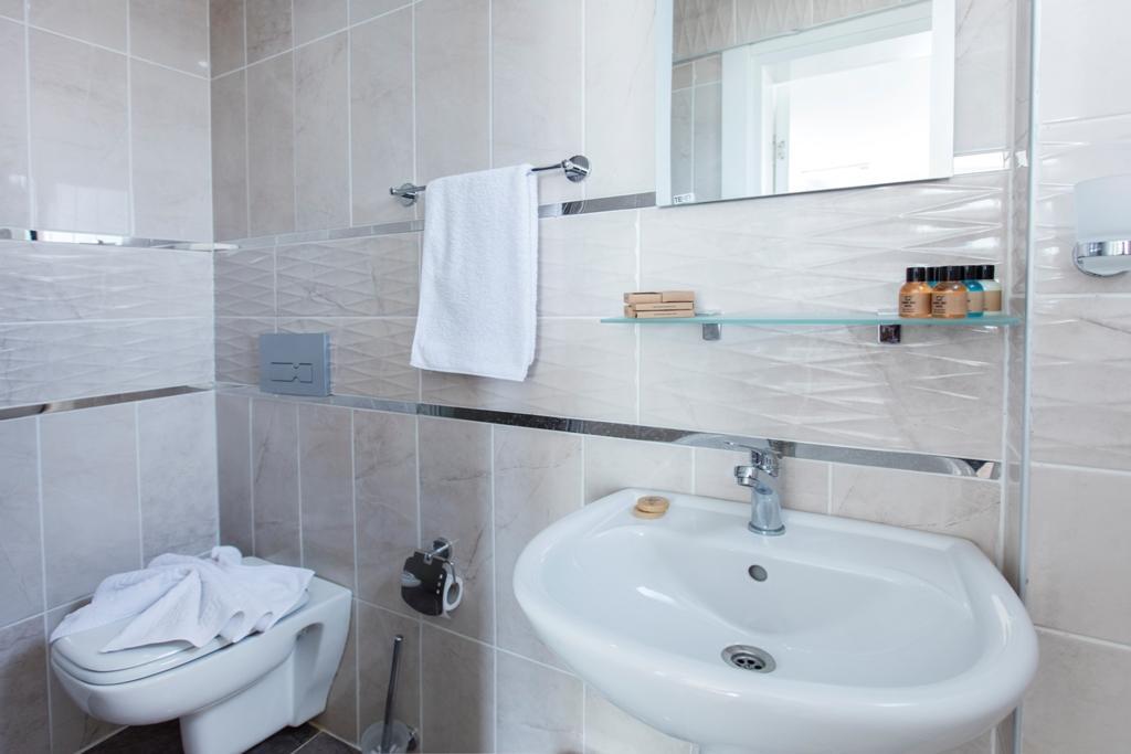 Demir Suit Hotel คูซาดาซี ภายนอก รูปภาพ